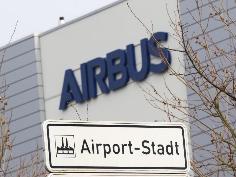 Ein Schild vor dem Airbus-Gebäude in Bremen. Foto: Mohssen Assanimoghaddam