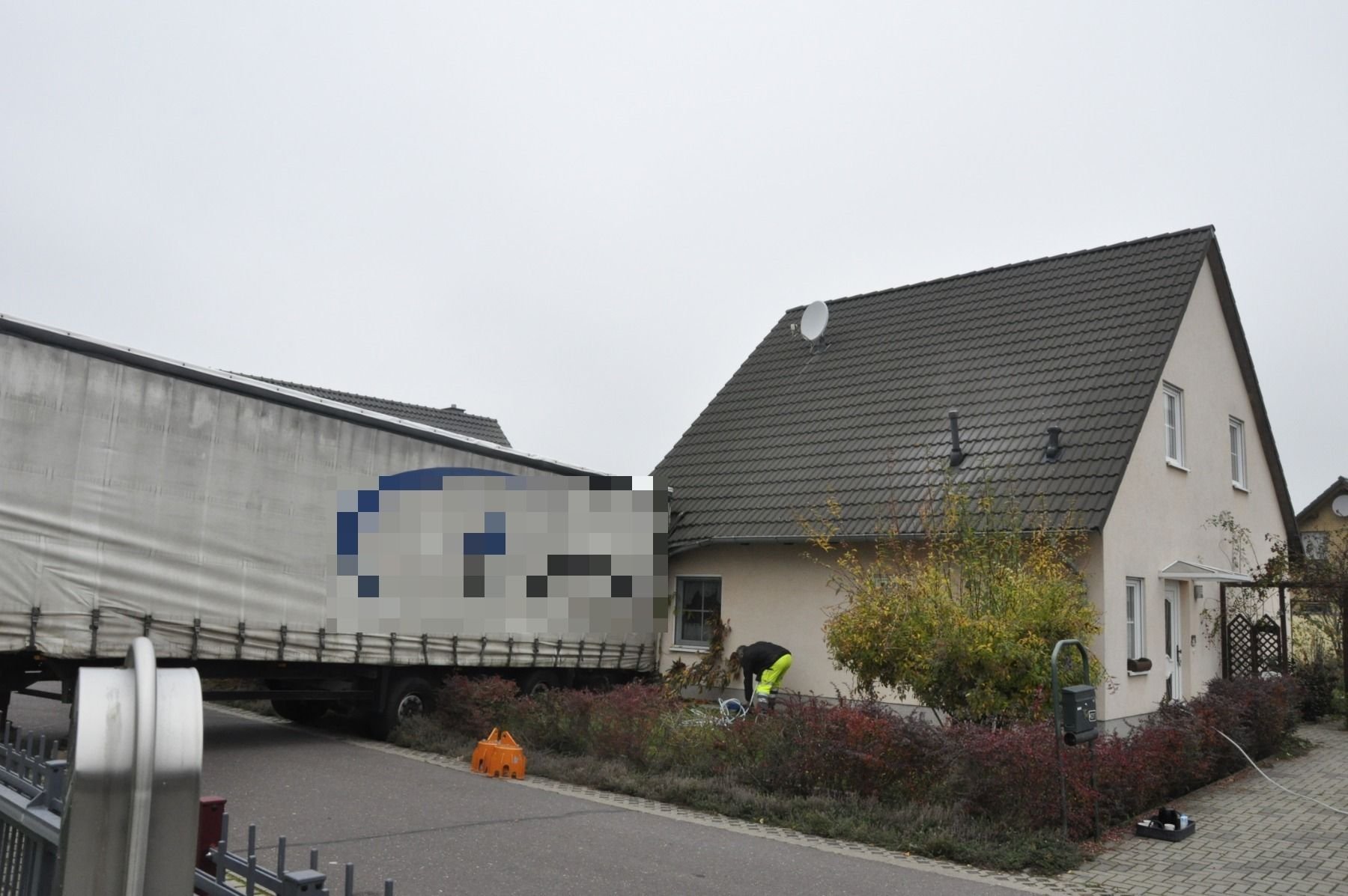 Der Lkw krachte bei einem Wendemanöver in Wedringen (Landkreis Börde) in ein Wohnhaus.