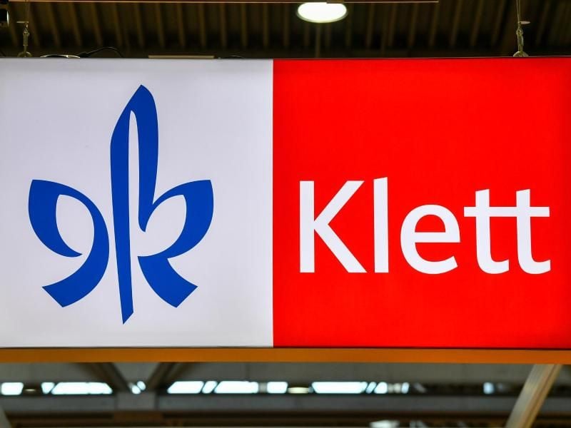 Das Logo vom Ernst Klett Verlag. Foto: Jens Kalaene/dpa/Archivbild
