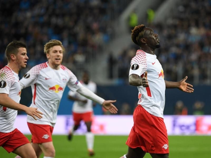 Leipzigs Jean-Kévin Augustin (r) hat zum 1:0 getroffen und wird von Emil Forsberg und Diego Demme (l) gefeiert. Foto: Hendrik Schmidt