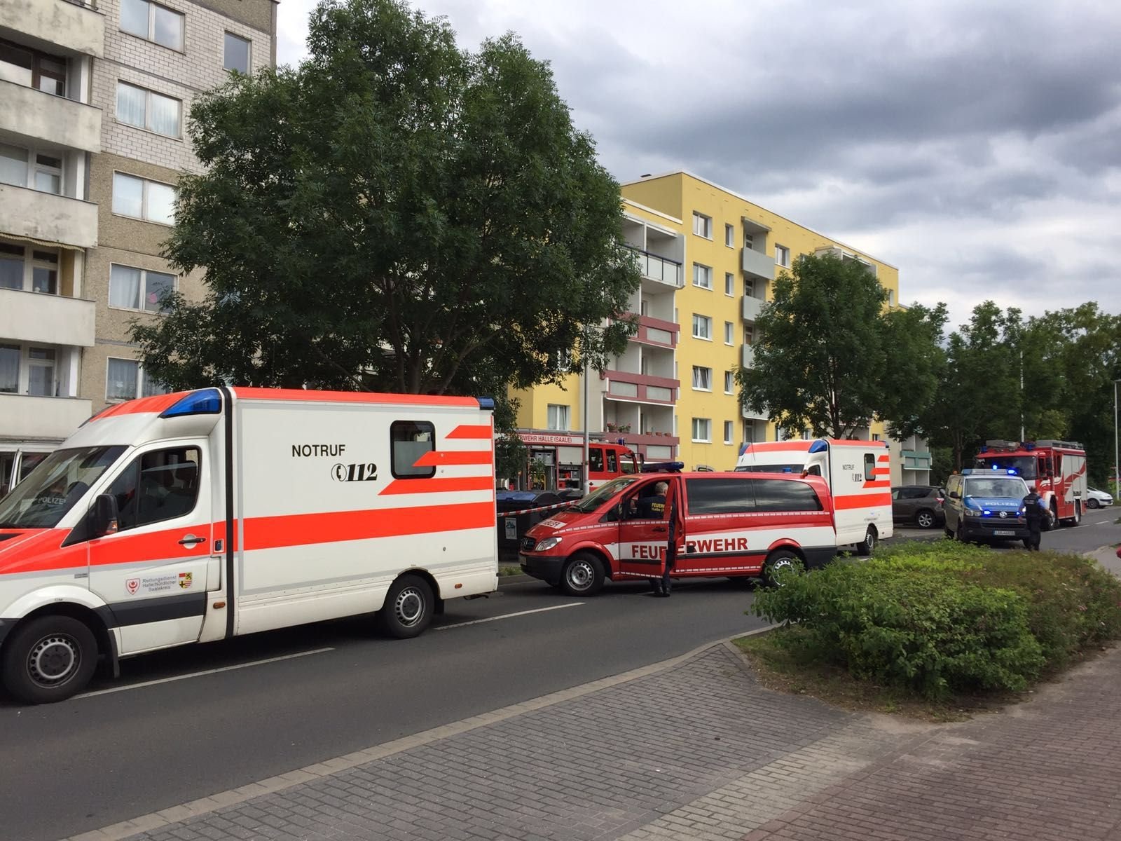 Einsatzfahrzeuge im Blumenauweg