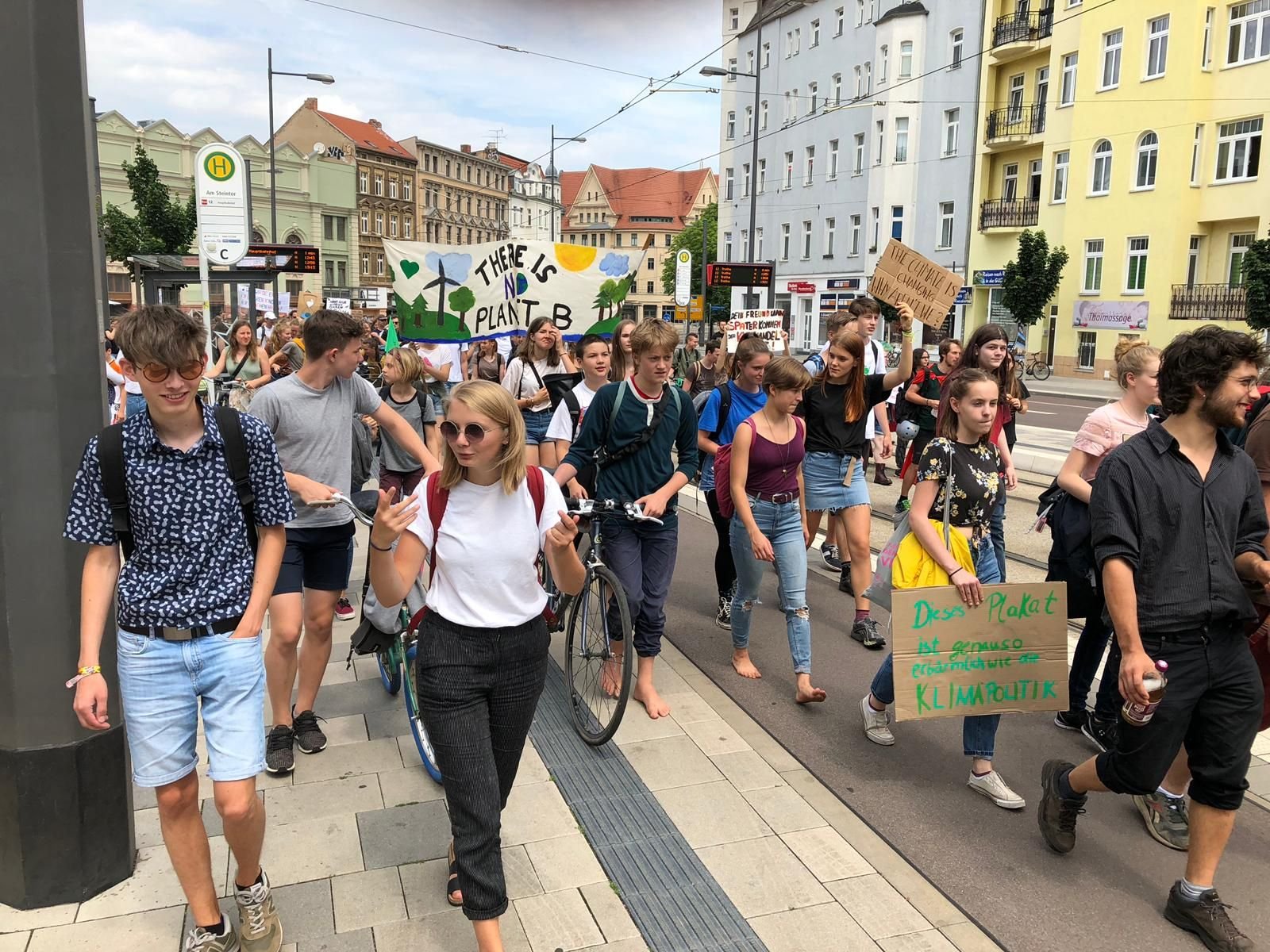 Hunderte Hallenser fordern in Halle nachhaltige Strategien, um die Stadt umweltfreundlicher zu gestalten.