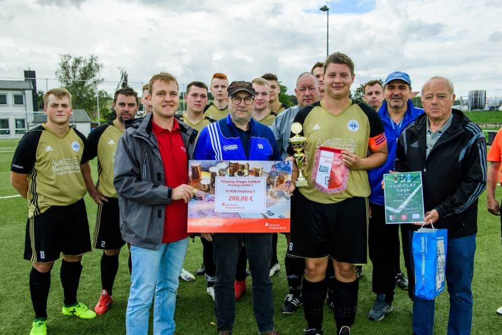 Iven Dietze (vorn, mit Scheck), der den erkrankten Trainer Daniel Keller vertrat, und Max Goette, Kapitän des FC RSK Freyburg II, wurden von Thomas Kunth (vorn, links, Sparkassen-Filiale Laucha) und Staffelleiter Wolfram Geppert (rechts) als fairstes Team der vergangenen Saison in der Fußball-Kreisliga, Staffel 1, geehrt.