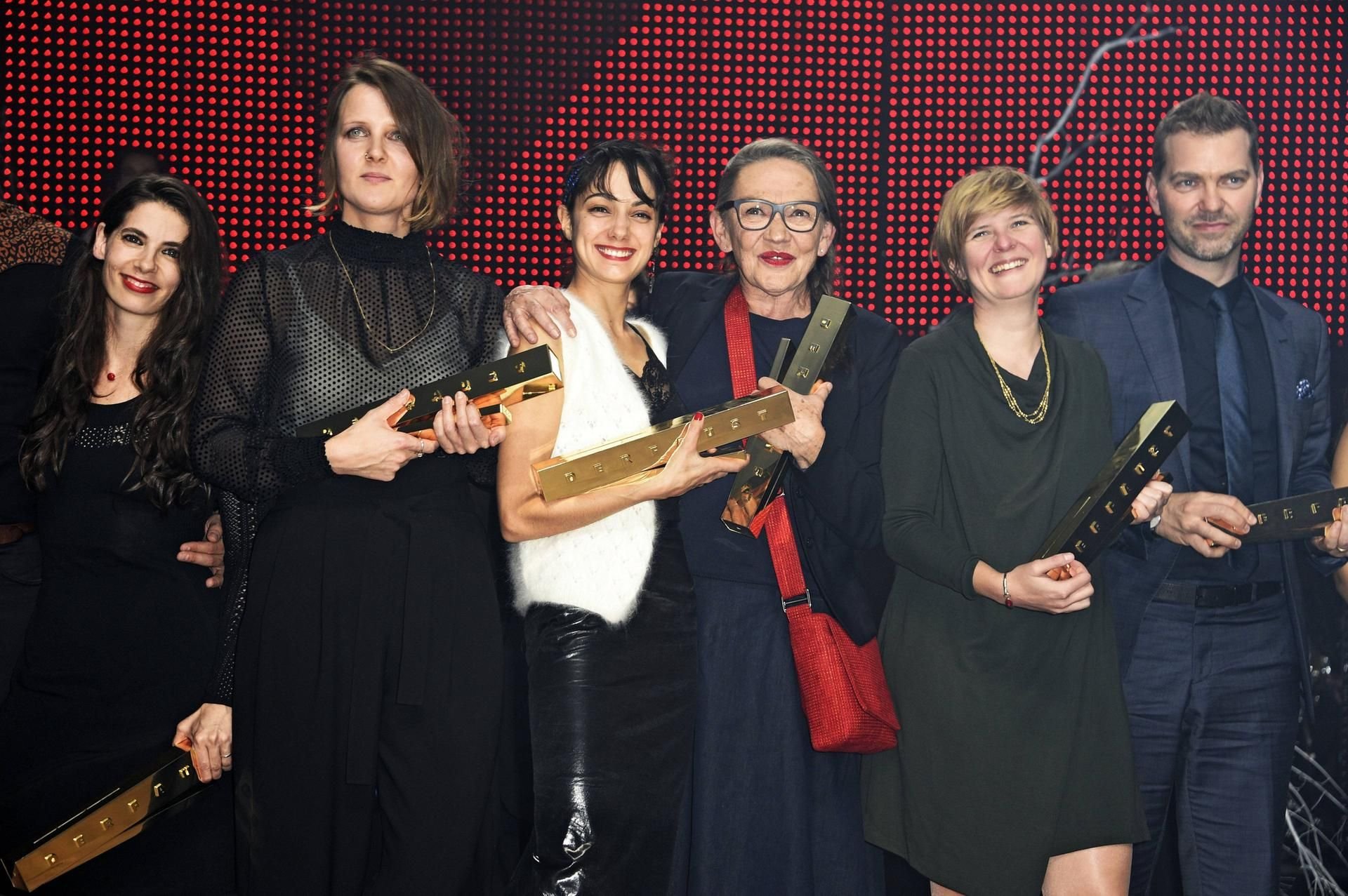 Maria Campos, Johanna Wehner, Sylvana Seddig, Karin Neuhäuser, Hannah Biedermann und Sebastian Hannak (v.l.) beim Deutschen Theaterpreis im Schauspiel Leipzig.
