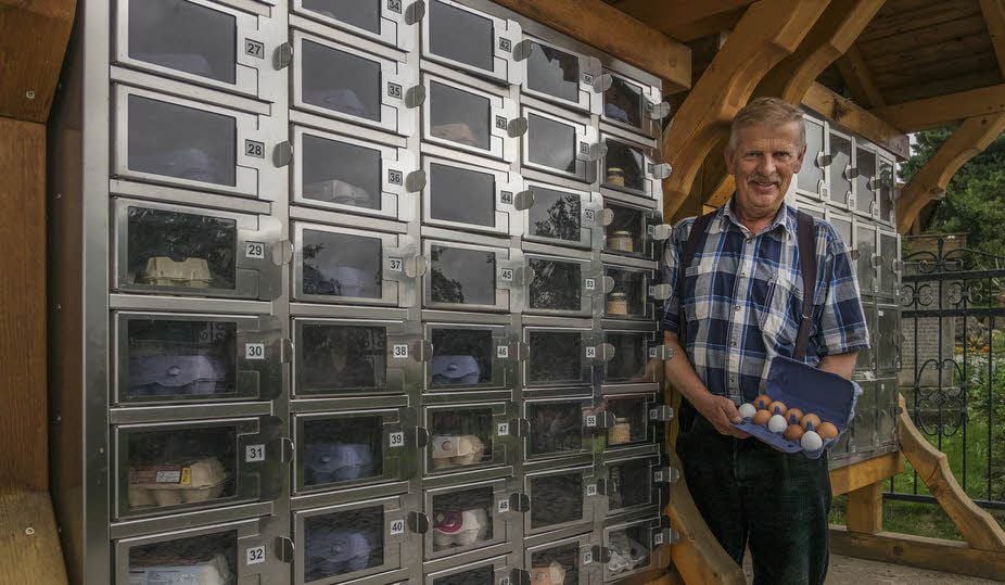 Der Quedlinburger Landwirt Joachim Lindemann hat vor seinem Haus einen Verkaufsautomaten aufgestellt.