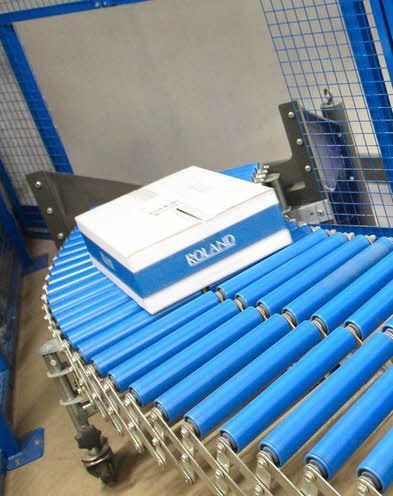 Über Rollen und Rutschen werden die Produkte bewegt.