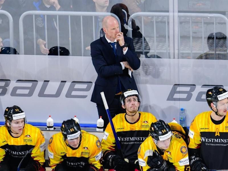 Bundestrainer Toni Söderholm verfolgt das Testspiel gegen WM-Mitfavorit USA. Foto: Uwe Anspach
