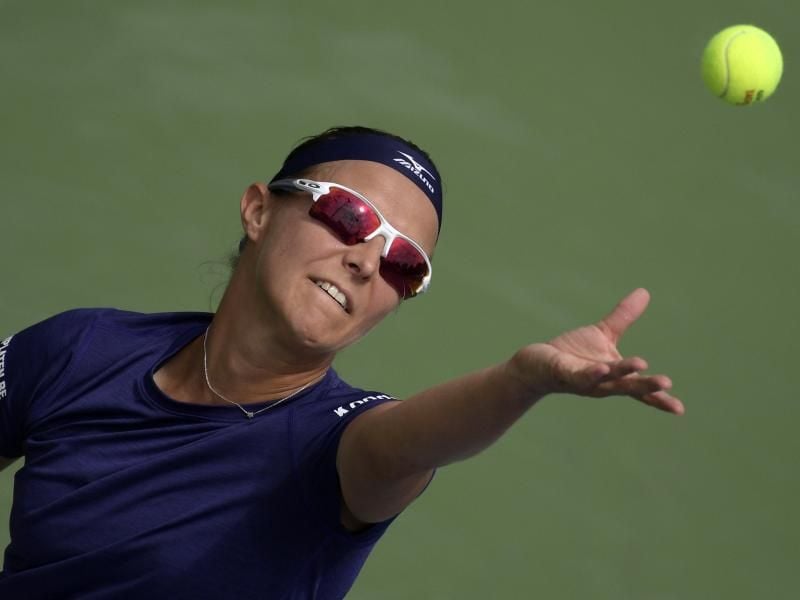 Kirsten Flipkens beim Aufschlag. Foto: Yorick Jansens/belga/dpa