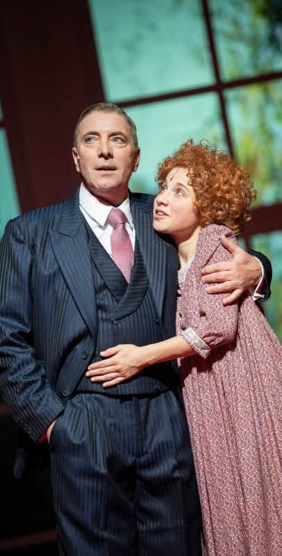 Der Milliardär (Peter W. Bachmann) und Annie (Emma Michaelis) auf der Bühne der Oper Halle