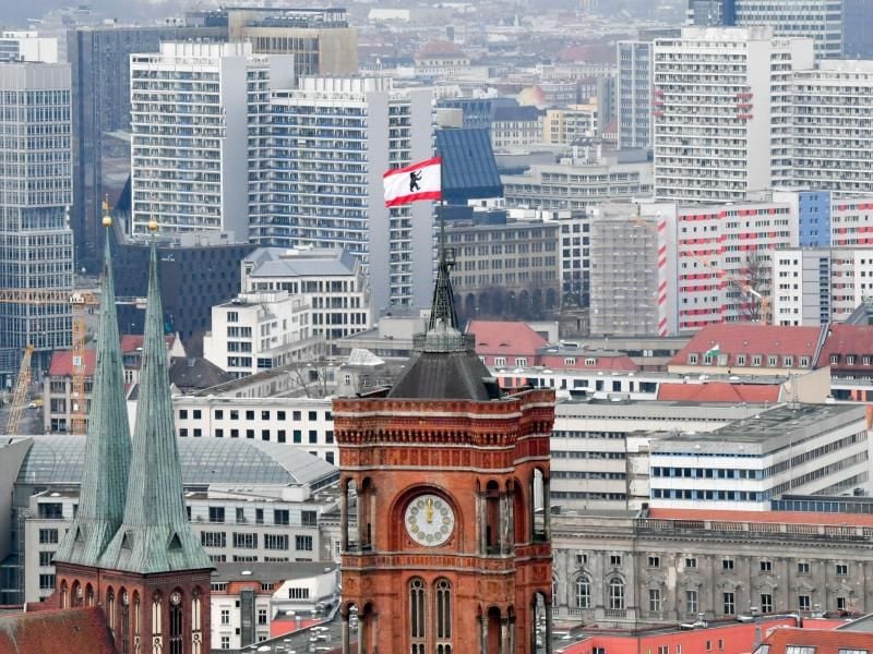 Hinter den Türmen der Marienkirche (l) und des Roten Rathauses sind zahlreiche Wohnblocks zu sehen. Foto: Jens Kalaene/dpa-Zentralbild/dpa