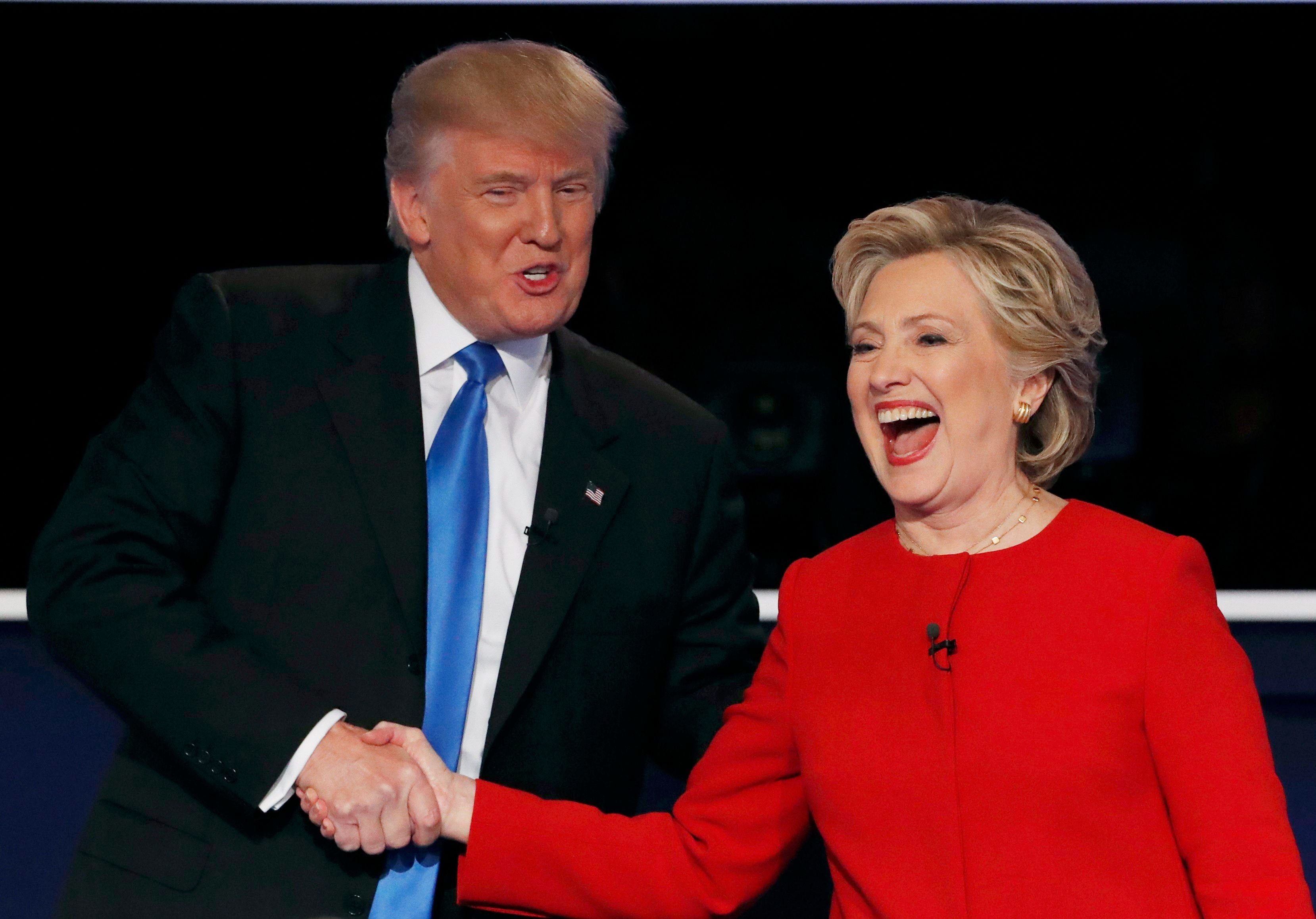 Zum Abschluss der Debatte gibt es einen Handschlag zwischen Hillary Clinton und Donald Trump.