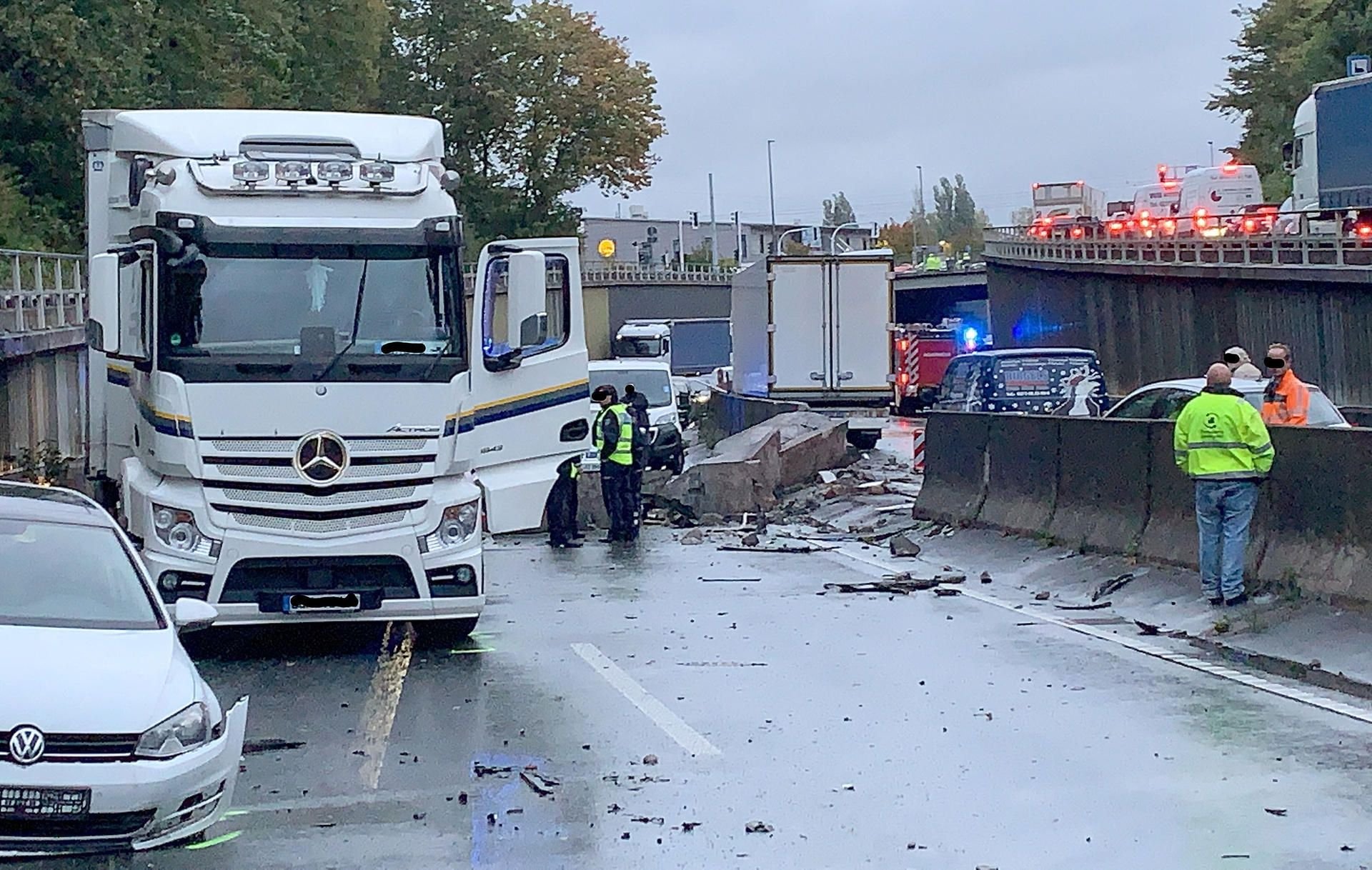 Ein Lastwagen steht neben einer durchbrochenen Mittelschutzplanke auf der A40 bei Bochum-Hamme. Die Autobahn wurde in beiden Richtungen voll gesperrt.