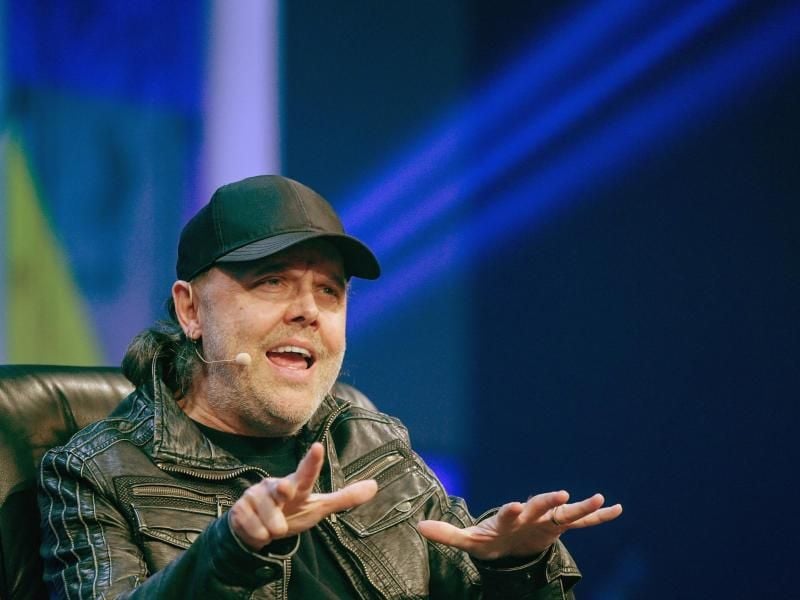 Lars Ulrich spricht bei der „Online Marketing Rockstars” auf der Bühne. Foto: Axel Heimken/Archiv