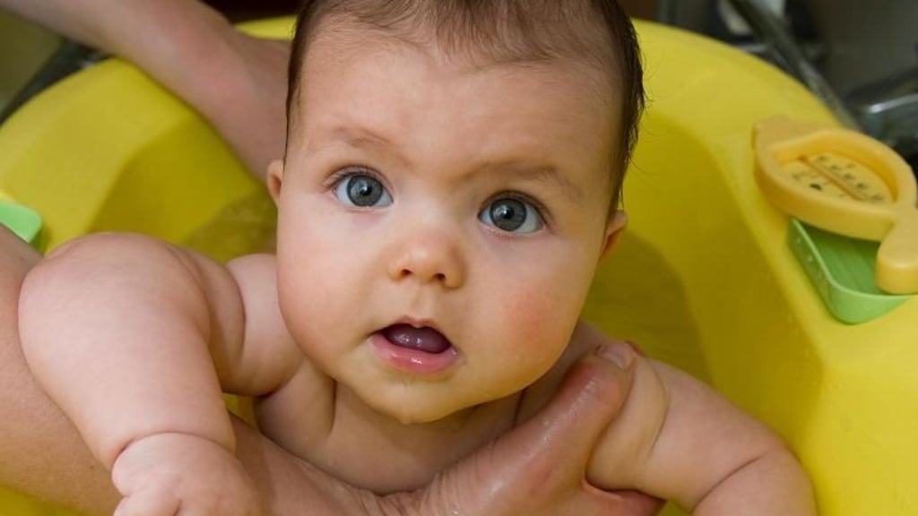 Vor allem nach dem Baden cremen viele Eltern ihr Kind ein. Dies kann vor Hautkrankheiten schützen. Foto: Patrick Pleul