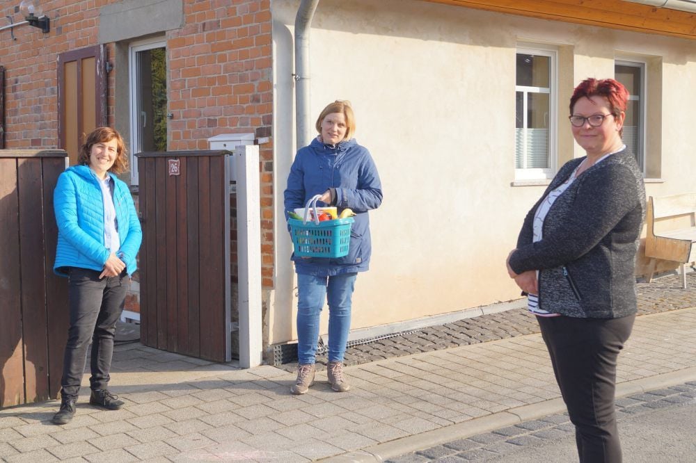 Zum Helfen zusammenrücken, fürs Foto setzen sie aber auf den empfohlenen Abstand: Daniela Heydenreich-Richter, Christina Geffert und Marion Winderlich (v.l.).