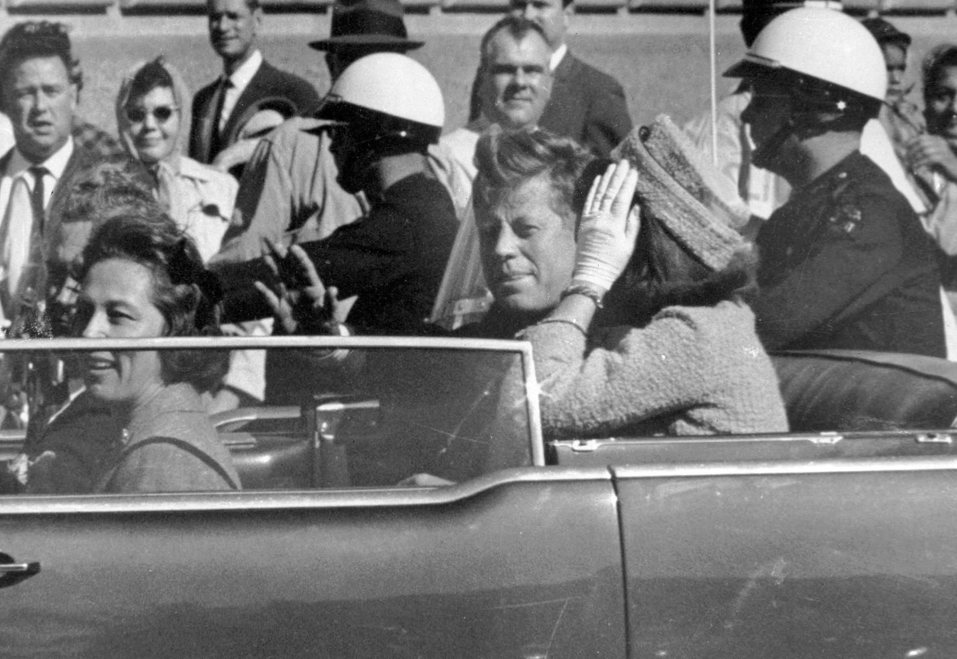Das Foto zeigt US-Präsident John F. Kennedy in einem Auto am 22.11.1963 in Dallas, kurz vor dessen Ermordung.