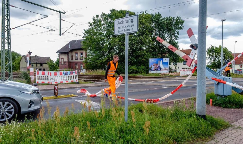 Ohne Menschenhand läuft bis auf weiteres nichts am Bahnübergang Braunsdorfer Straße in Apollensdorf. Voraussichtlich Anfang Dezember soll die neue Schrankenanlage in Betrieb gehen.
