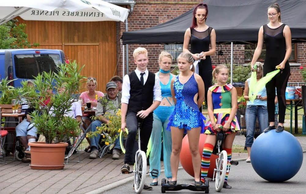 Sechs junge Hobbyartisten aus der Oberlausitz begeisterten beim Dorffest in Dietrichsdorf mit ihren Darbietungen auf den Einrad, auf Bällen oder mit einer Zaubershow.