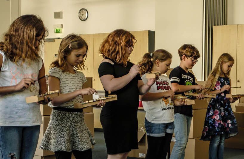 Die Grundschüler der Diesterwegschule präsentieren ein selbst entworfenes Programm aus Gesang und Rezitationen.