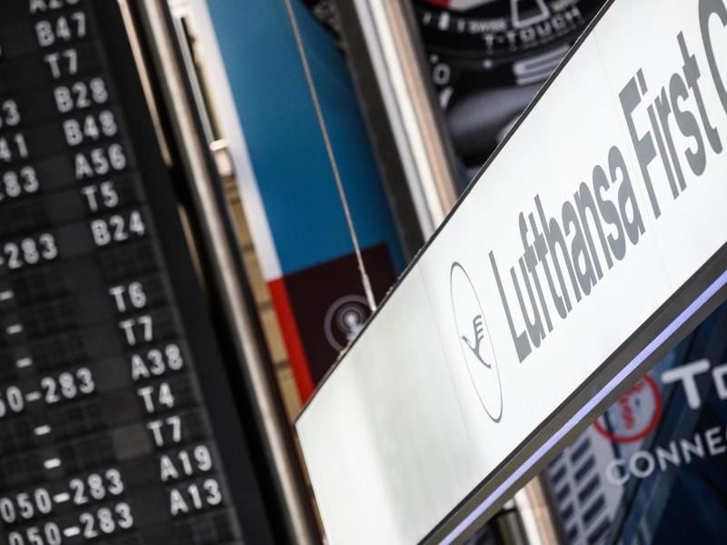 Das Lufthansa-Logo steht auf dem Flughafen Frankfurt einer der Anzeigetafel. Foto: Andreas Arnold/dpa/Archivbild