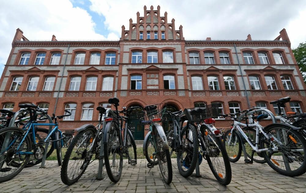In der Friesenschule hat es am Mittwoch gebrannt. Die 190 Kinder wurden nach draußen in Sicherheit gebracht.