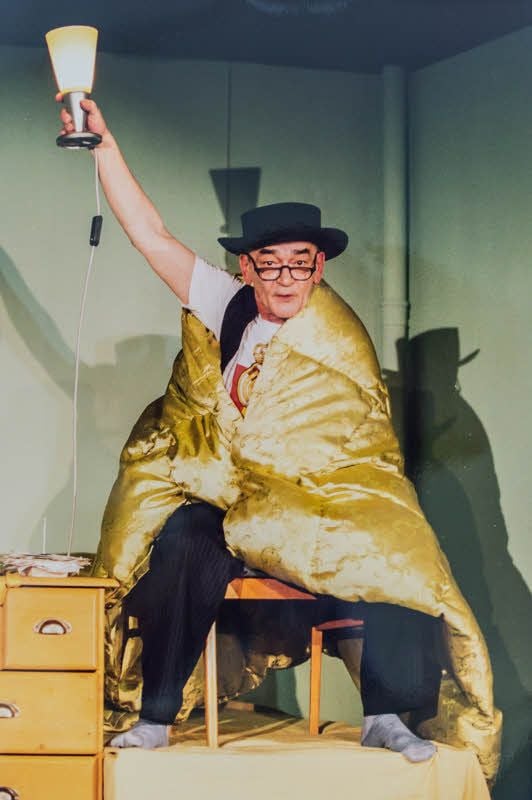 Peter Stahl als Schauspieler auf der Bühne des Naumburger Theaters.