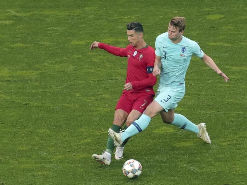 Matthijs de Ligt (r) im Finale der Nations League im Zweikampf mit Cristiano Ronaldo. Foto: Luis Vieira/AP