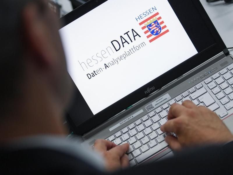 Die Aufschrift "hessenDATA" steht auf dem Bildschirm eines Laptops. Foto: Arne Dedert/Archiv