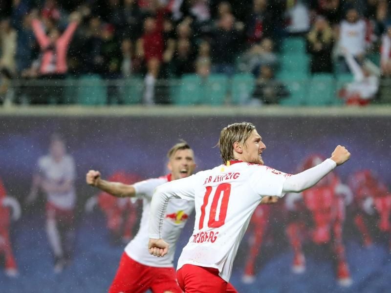 Torschütze Emil Forsberg (r) jubelt mit Kevin Kampl nach seinem Elfmeter-Treffer zum 3:2 in der 90. Minute; RB Leipzig hat sich gegen Sorja Luhansk den Einzug in die Gruppenphase der Europa League erkämpft. Foto:&nbsp;Jan Woitas