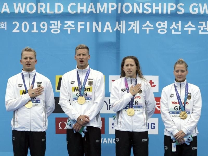 Die Gold-Staffel: Lea Boy (r-l), Sarah Köhler, Sören Meißner und Rob Muffels. Foto: Mark Schiefelbein/AP