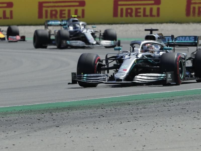 Spanien-Sieger Hamilton hat nun bereits 48 Punkte Vorsprung auf Vettel. Foto: Emilio Morenatti/AP