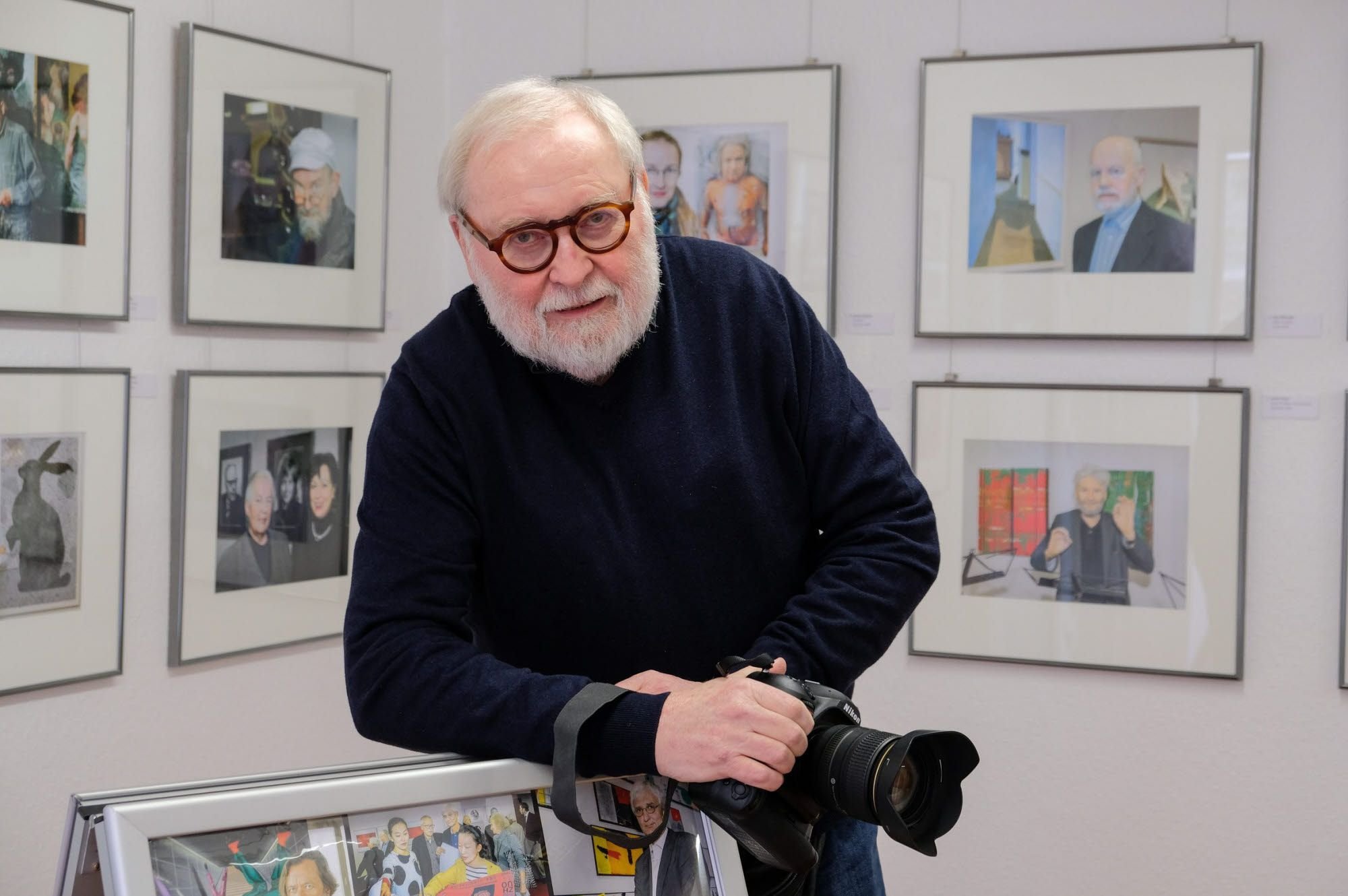 Jürgen Domes in seiner Ausstellung mit Künstlerporträts