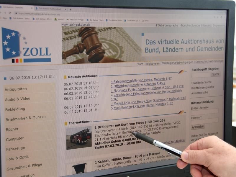 Ein Mitarbeiter des Zolls deutetauf die auf einem Bildschirm dargestellte Internetseite des Zolls. Foto: Jörn Perske/Archiv