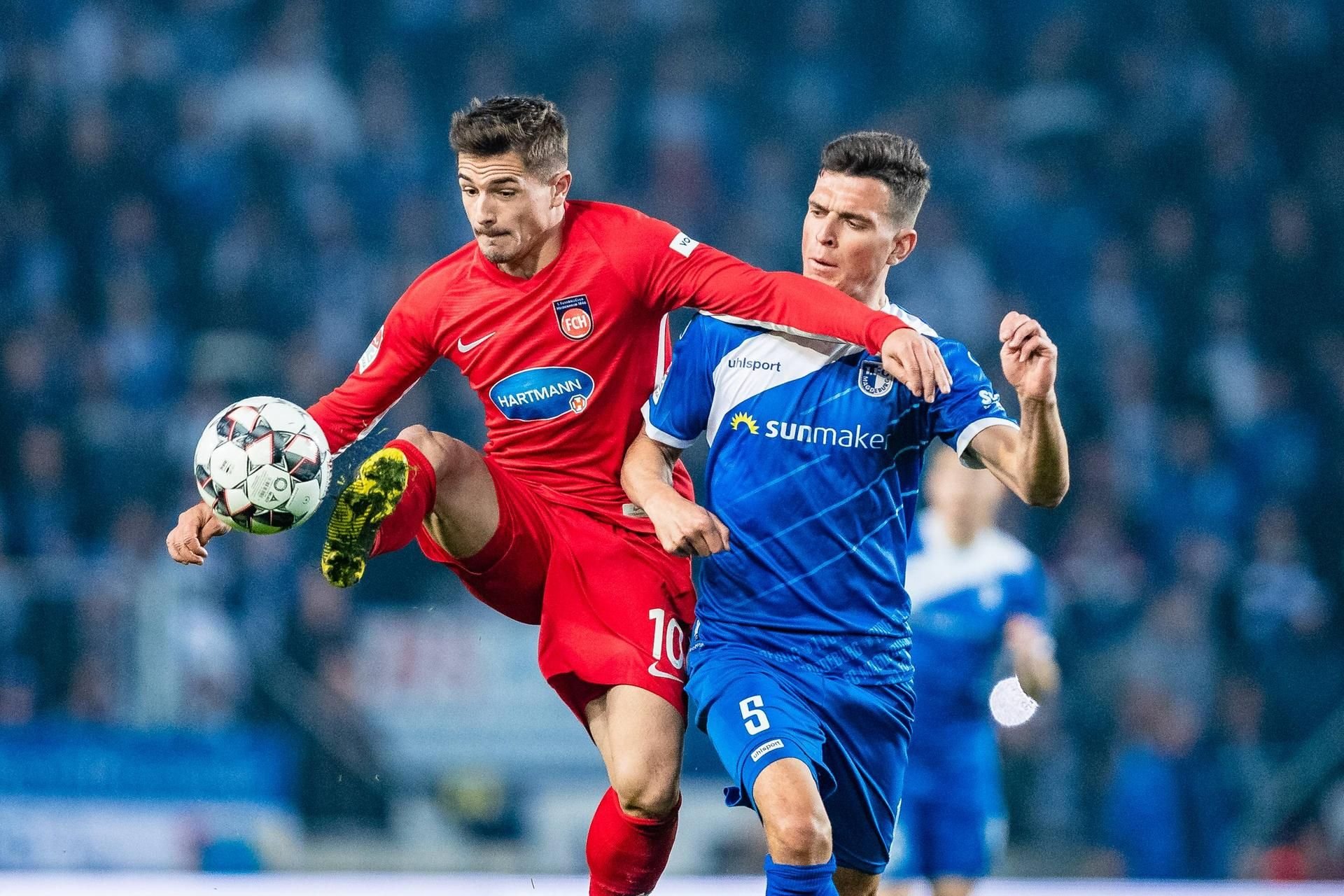 Nikola Dovedan 10 (1. FC Heidenheim 1846) und Tobias Mueller 5 (1. FC Magdeburg) im Ball-Duell.