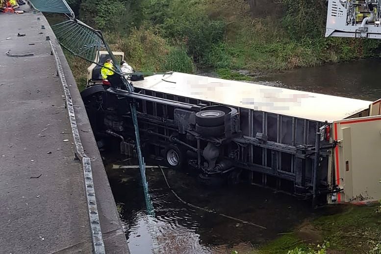 Ein Lastwagen liegt in der Lippe auf der Seite. Ein Lkw-Fahrer ist mit seinem Fahrzeug von einer Brücke in einen Fluss gestürzt.