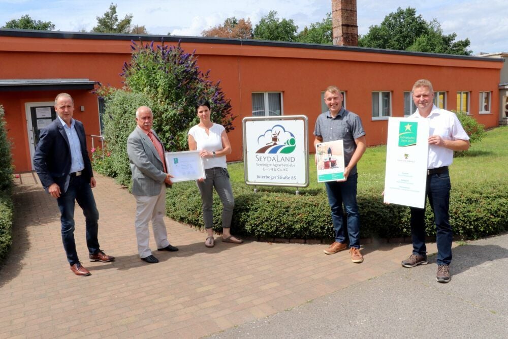 Die Seydaland Bio- und Agrotechnik GmbH hat zum zweiten Mal in Folge einen „Kulinarischen Stern“ erhalten. Grit Hennig-Röder, Sören Starke und Ralf Donath (rechts) nehmen am Dienstag die Auszeichnung und Glückwünsche von Landrat Jürgen Dannenberg (2. von links) und Wolfgang Zahn (links) von der Agrarmarketinggesellschaft entgegen.
