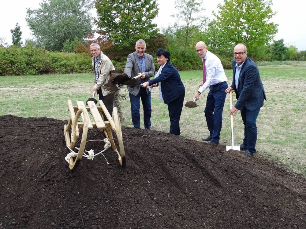 Die Spatenstecher am künftigen Rodelberg