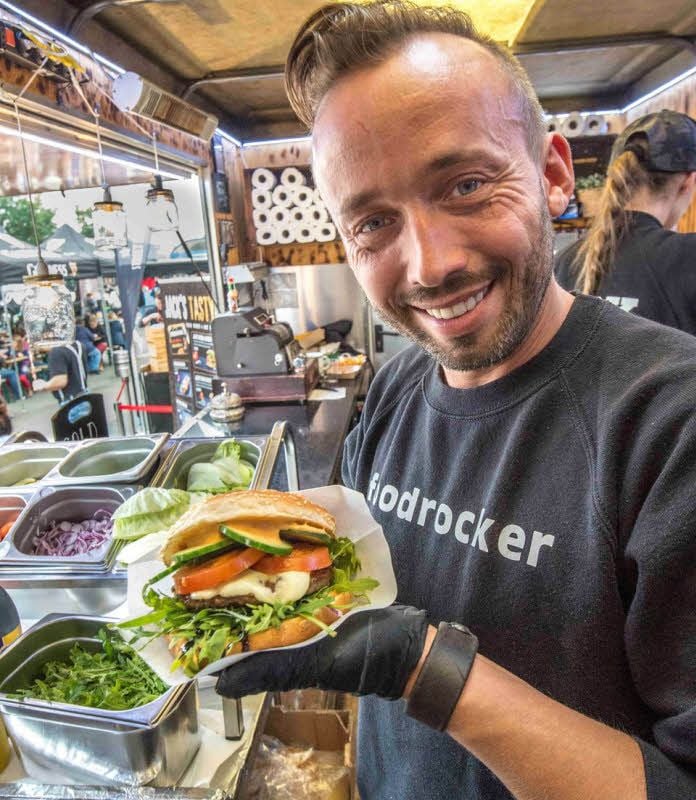 Christian Kohl bietet an seinen Trucks Burger an - und mehr.