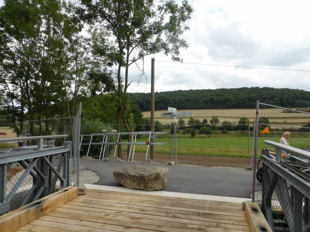 Effizient, aber gefährlich. Der Stein, der die Zeddenbach-Brücke für Autofahrer sperrte, musste weggeräumt werden.