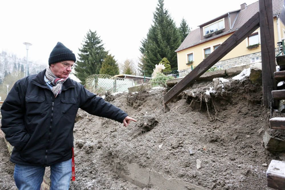 Das war mal ein begrünter Hang. Dann kamen die Wildschweine. Erhard Röppnack zeigt das Ausmaß.