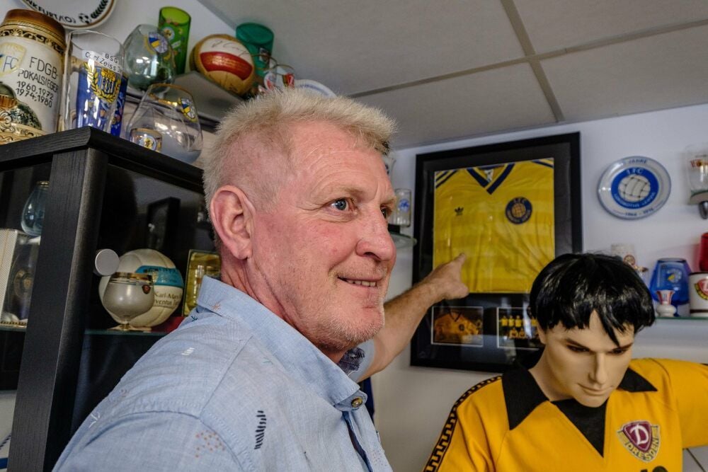 Spieler trifft Trikot: Hans-Jörg Leitzke zeigt im DDR-Fußballmuseum auf das Lok-Dress, in dem er 1987 im Europacup-Finale aufgelaufen ist.