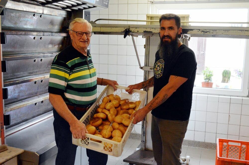 Bäckermeister Reinhard Hanke (l.) gibt sein Geschäft im kommenden Jahr an seinen Gesellen Jens Leder ab.