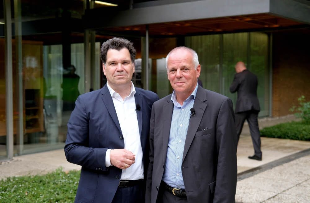 Jochen Arntz und Holger Schmale vor dem Bonner Kanzleramt.