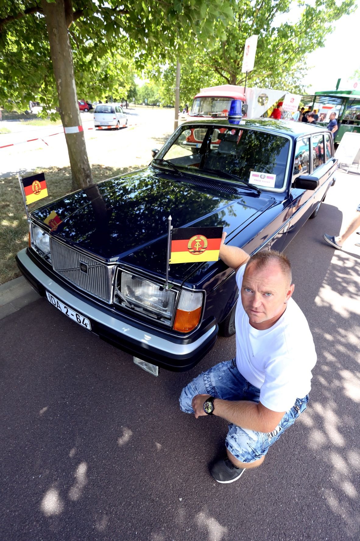 Matthias Dietz präsentiert seinen Volvo, eine frühere DDR-Staatskarosse.