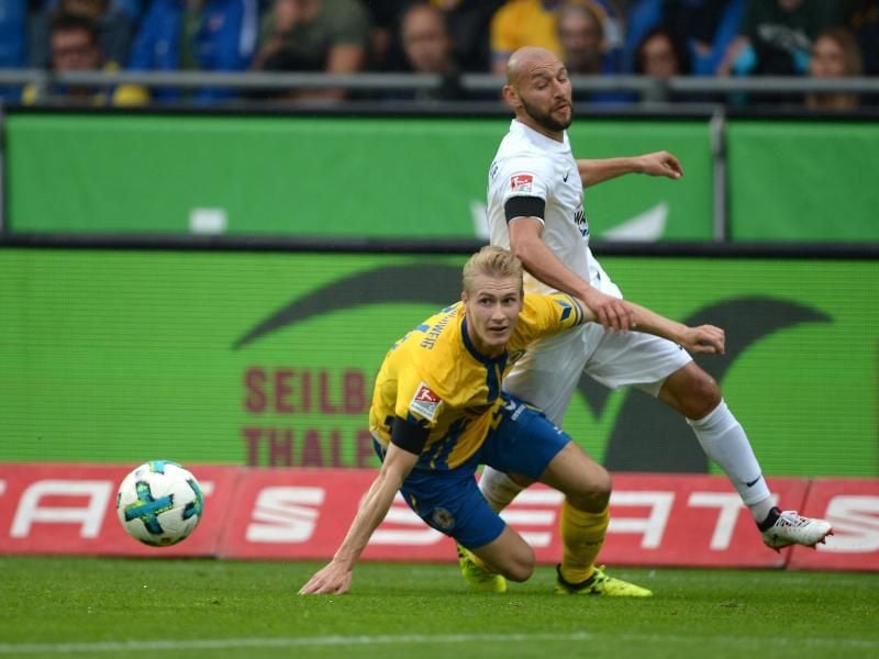 Der Braunschweiger Maximilian Sauer (l) beim Zweikampf mit Aues Philipp Riese. Foto: Swen Pförtner