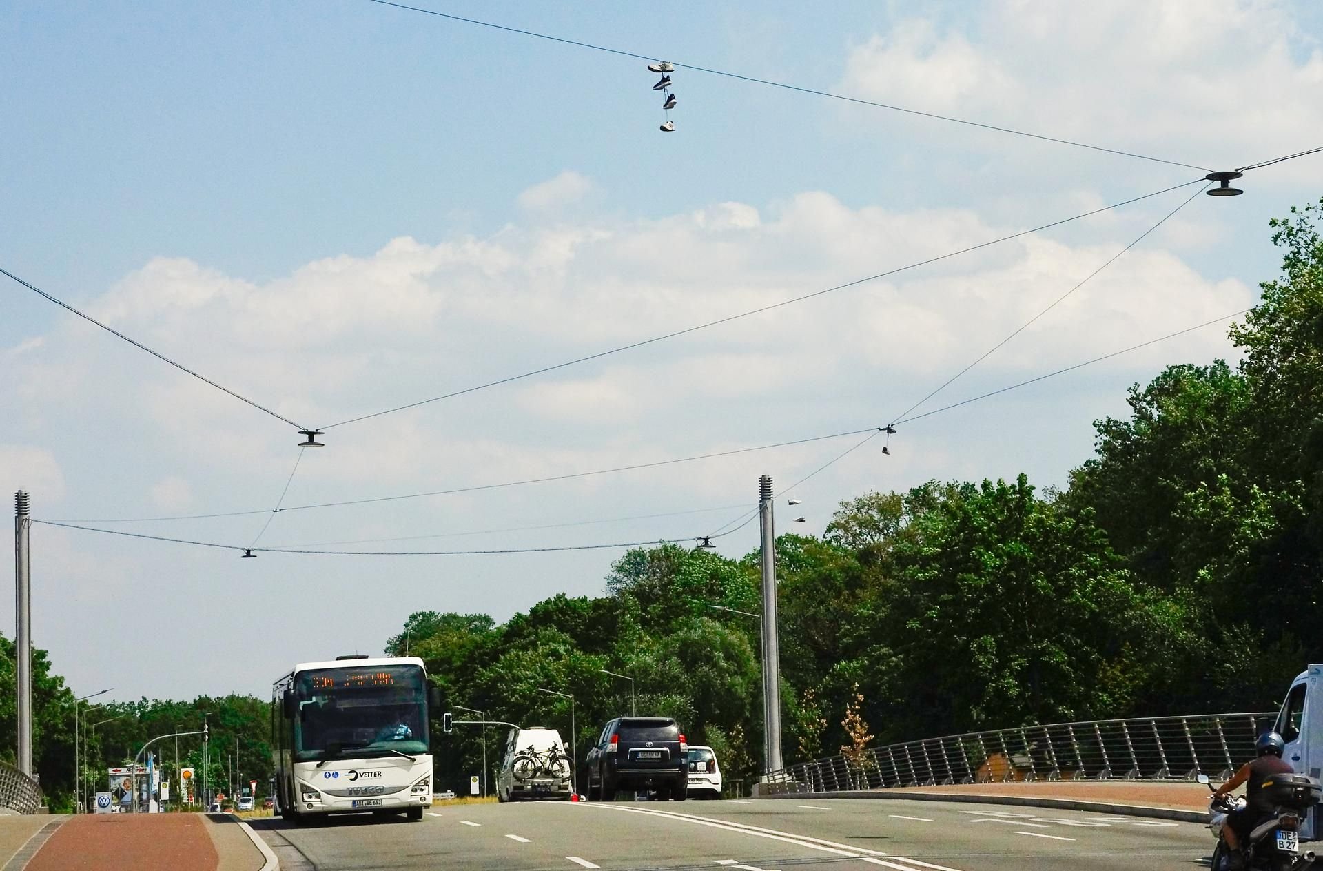 Mehrere Paar Schuhe baumeln derzeit über der Dessauer Friedensbrücke