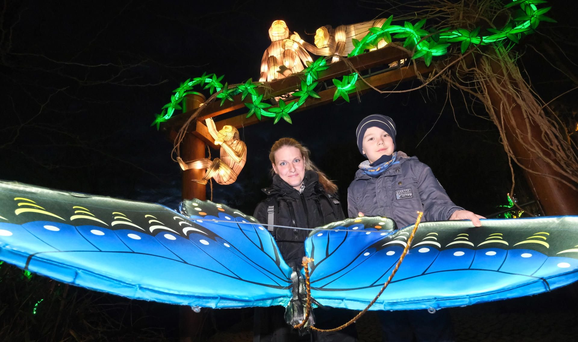 Kristin Oehler ist der 100.000 Besucher der Lichterwelten im Bergzoo Halle - beglietet wurde sie von ihrem sechs Jahre alten Sohn Eric.