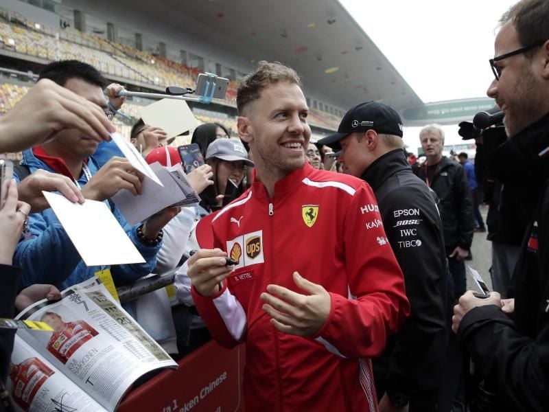 Sebastian Vettel will die silberne Formel-1-Konkurrenz in Shanghai angreifen. Foto: Andy Wong