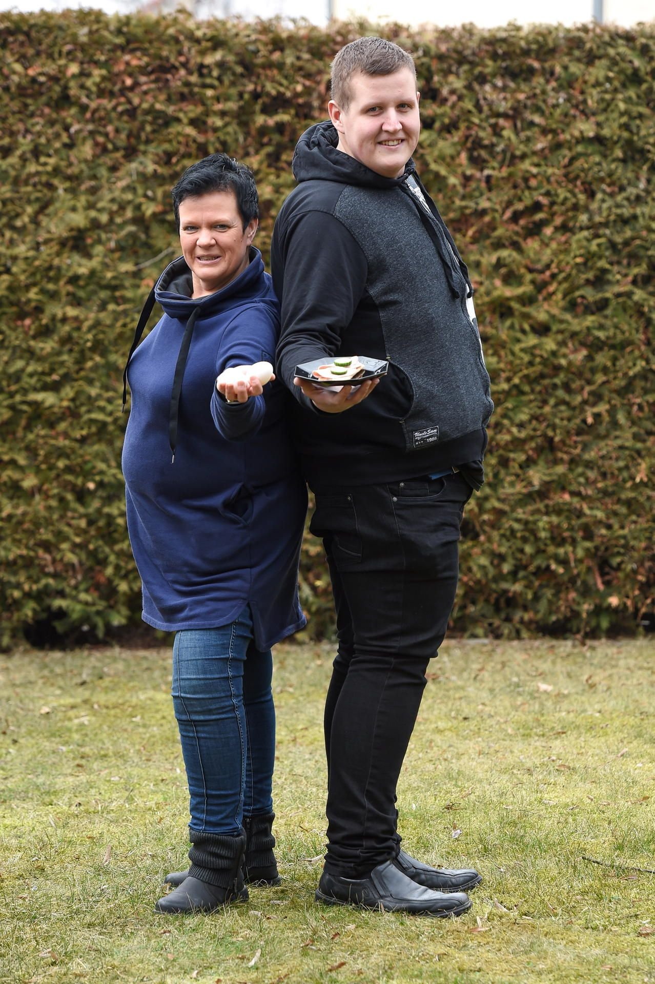 Mutter und Sohn stärken sich gegenseitig den Rücken. Nach der Operation begann für sie ein völlig neues Leben. Während die beiden früher Unmengen an Nudeln aßen, müssen sie nun genau auf ihre Ernährung achten.