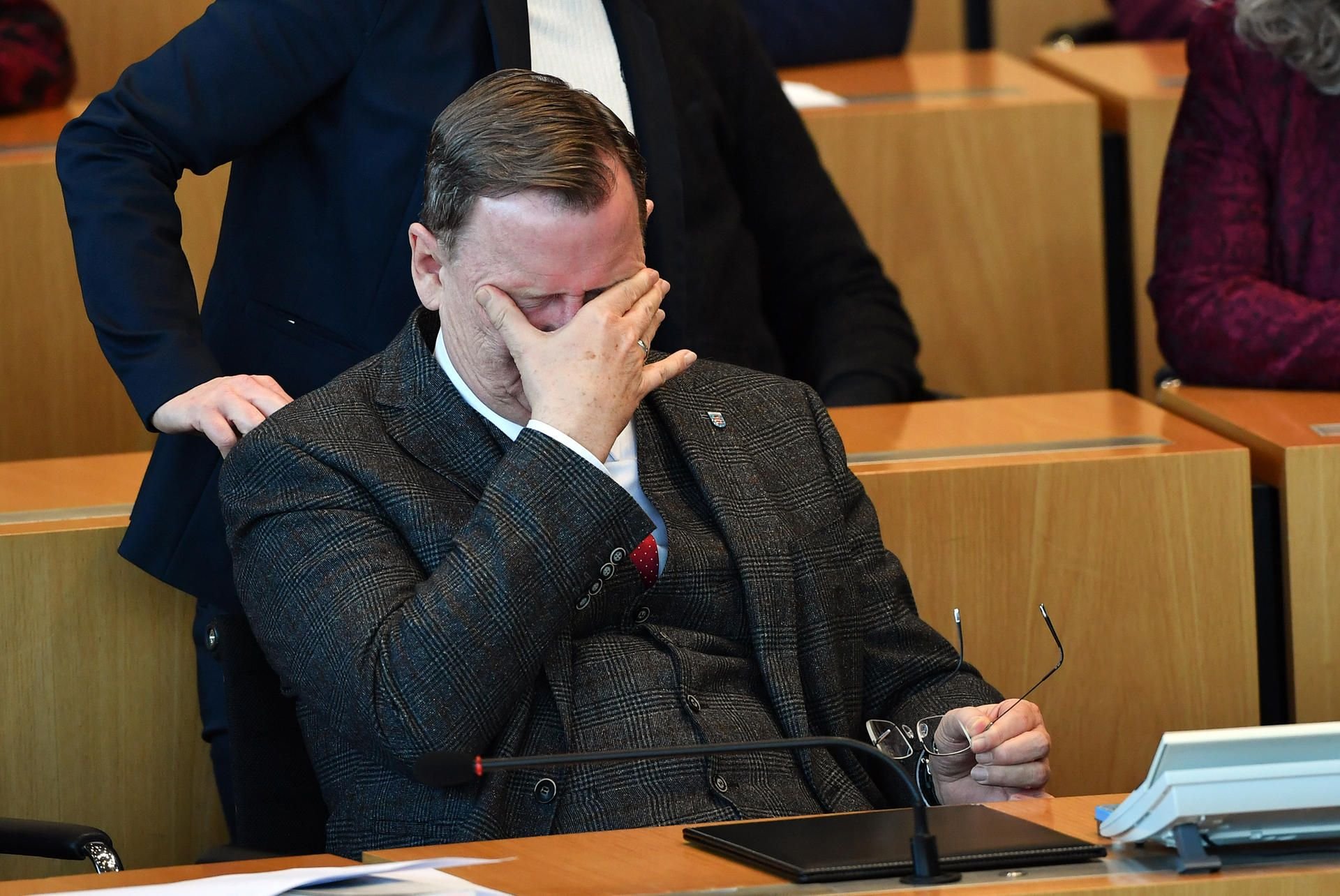 Bodo Ramelow (Die Linke), amtierender Ministerpräsident von Thüringen, sitzt während der Wahl des neuen Ministerpräsidenten im Landtag.